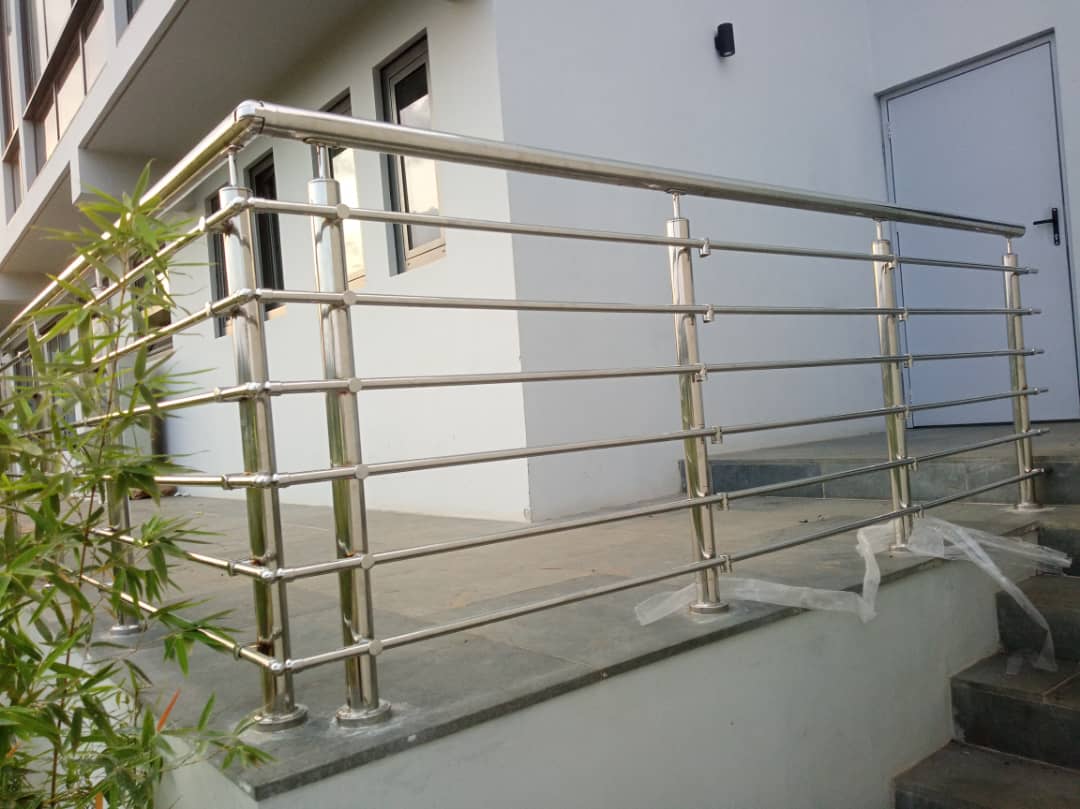 Polished stainless steel horizontal railing on an outdoor porch